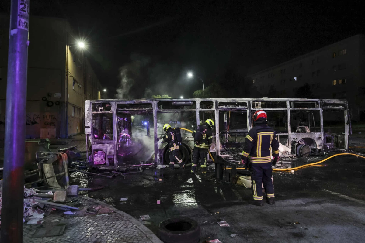 Vários autocarros foram incendiados em tumultos após a morte de Odair Moniz