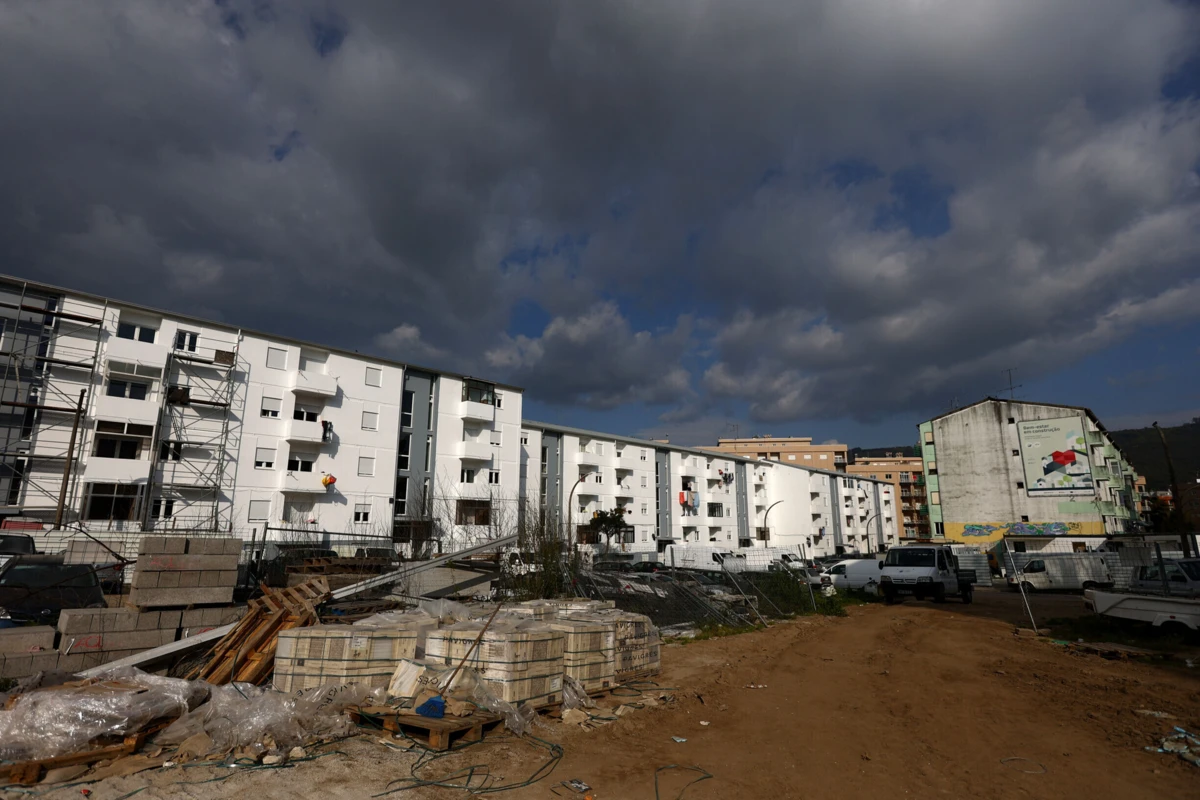 A IL quer que a Polícia possa identificar qualquer pessoa "em lugar privado, no caso de violação de domicílio e usurpação de coisa imóvel"