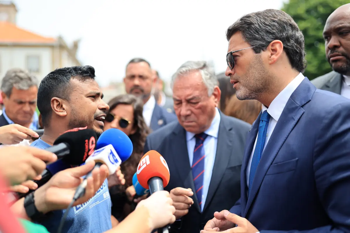 Imigrante do Bangladesh ouviu "volta para o teu país" da comitiva do Chega. Ventura não lhe deu crédito