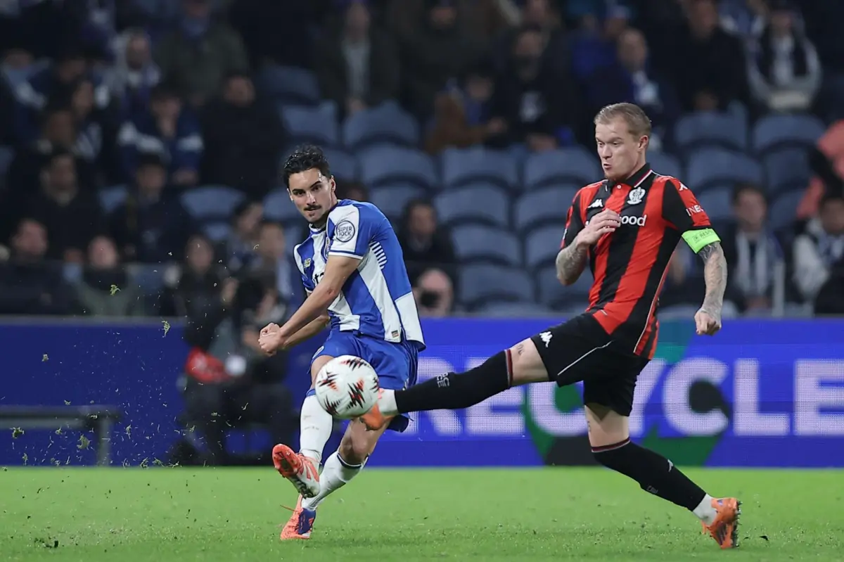 Jogador ao serviço dos dragões na partida contra o Nice para a Liga Europa