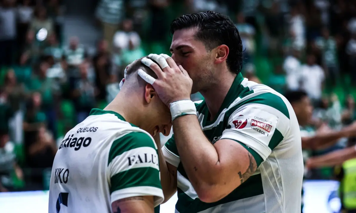 O capitão Salvador Salvador cumprimenta o melhor marcador, Francisco Costa