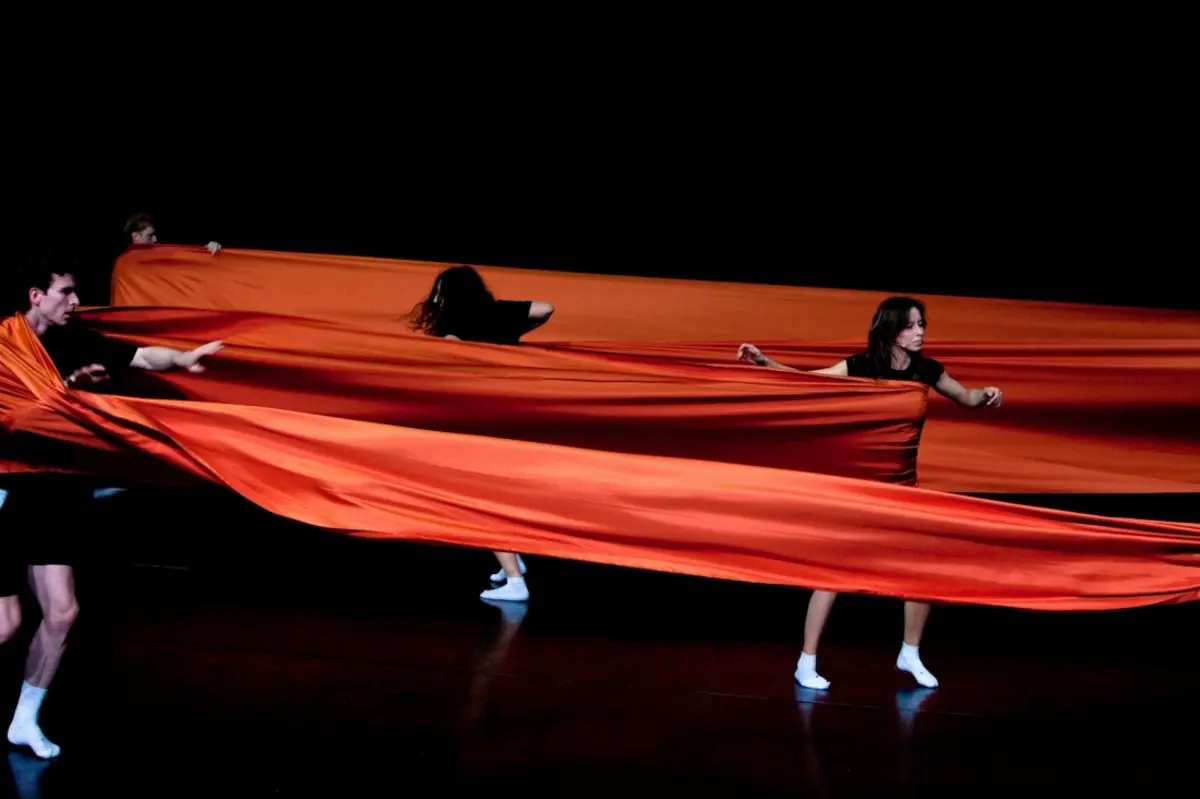 Margarida Ramalhete (à direita) envolta em sedas da Hermès, na peça "Inhale delirium exhale": há récitas sexta e sábado.