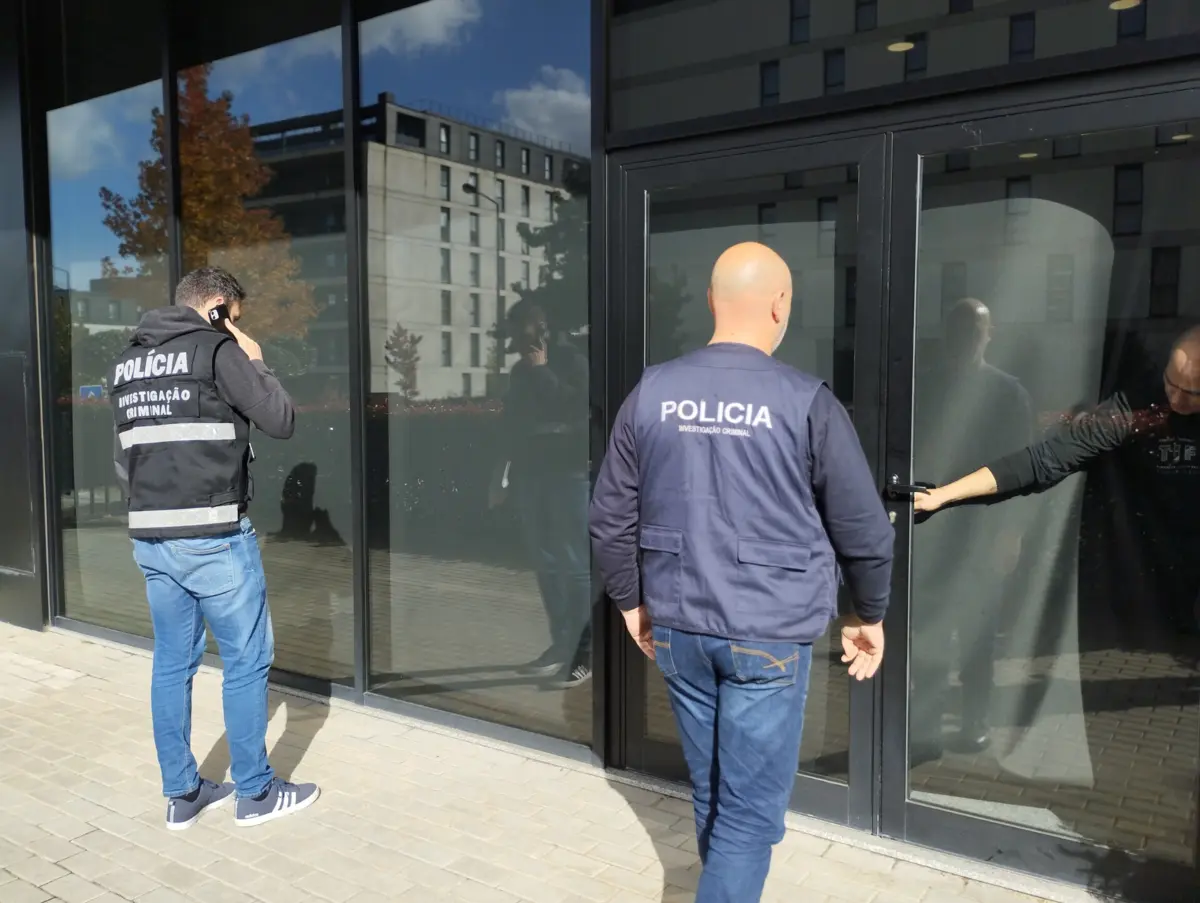 Vários agentes da PSP encontram-se nas instalações da empresa