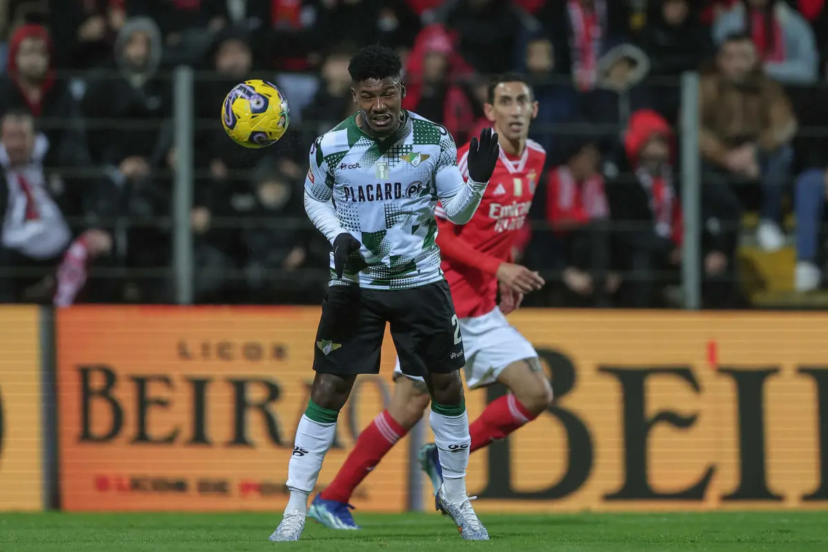 O lateral direito Fabiano Souza
