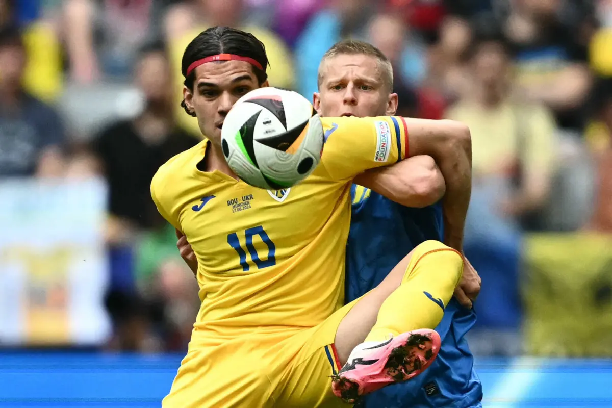 Disputa de bola entre Ianis Hagi e Zinchenko