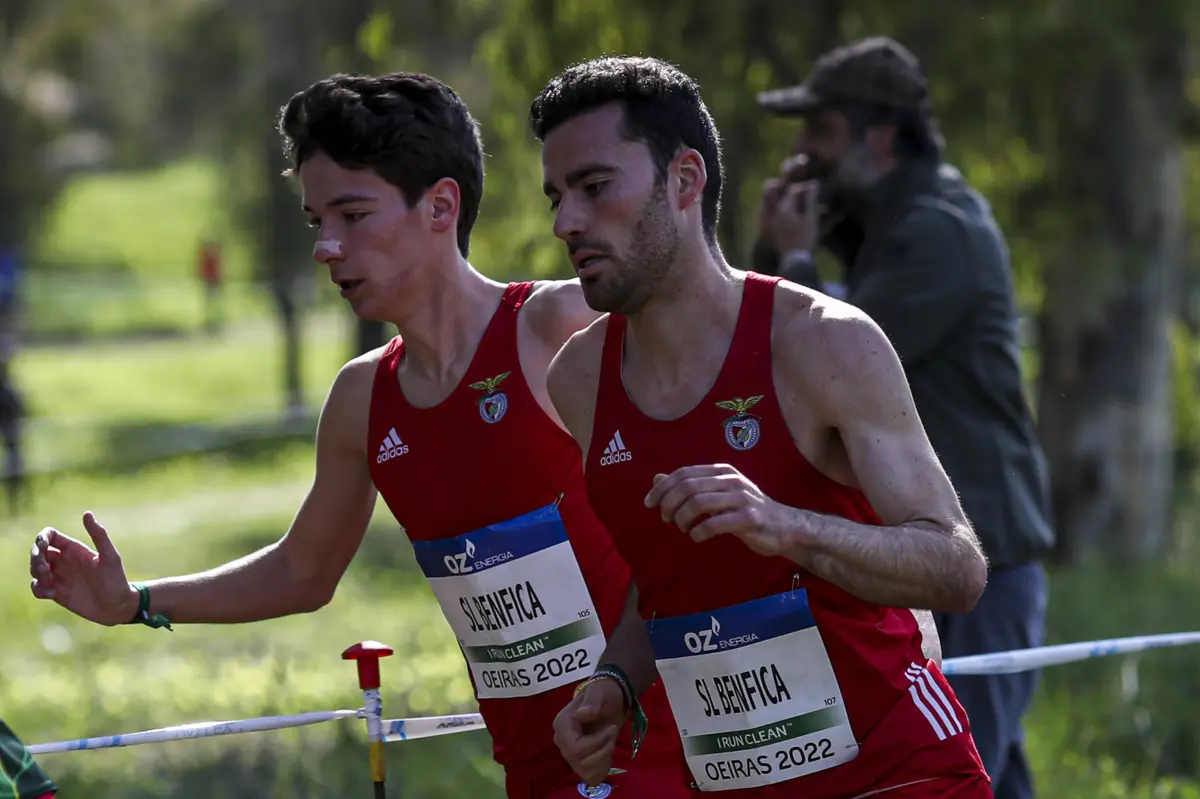 Duarte Gomes (à esquerda) na Taça dos Clubes Campeões Europeus de Cross Country, em 2022