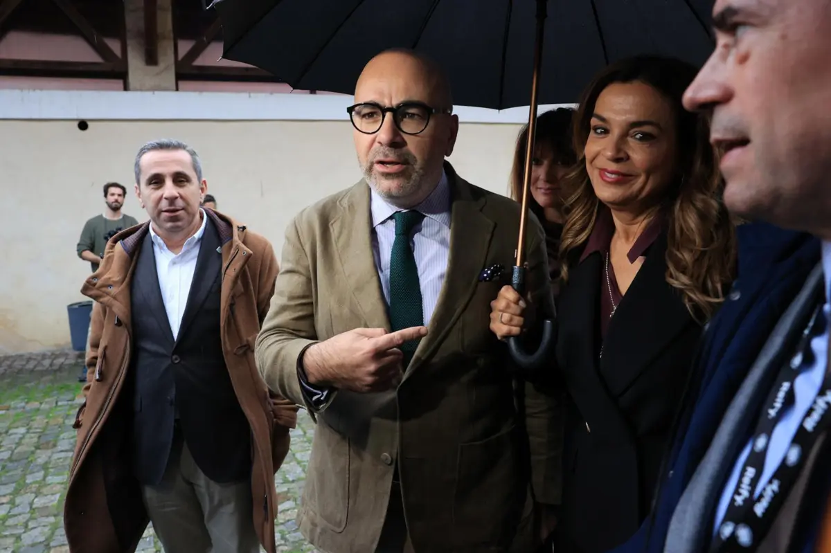 Miguel Pinto Luz acompanhado por Luísa Salgueiro, presidente da Câmara de Matosinhos, durante a Semana da Reabilitação Urbana do Porto