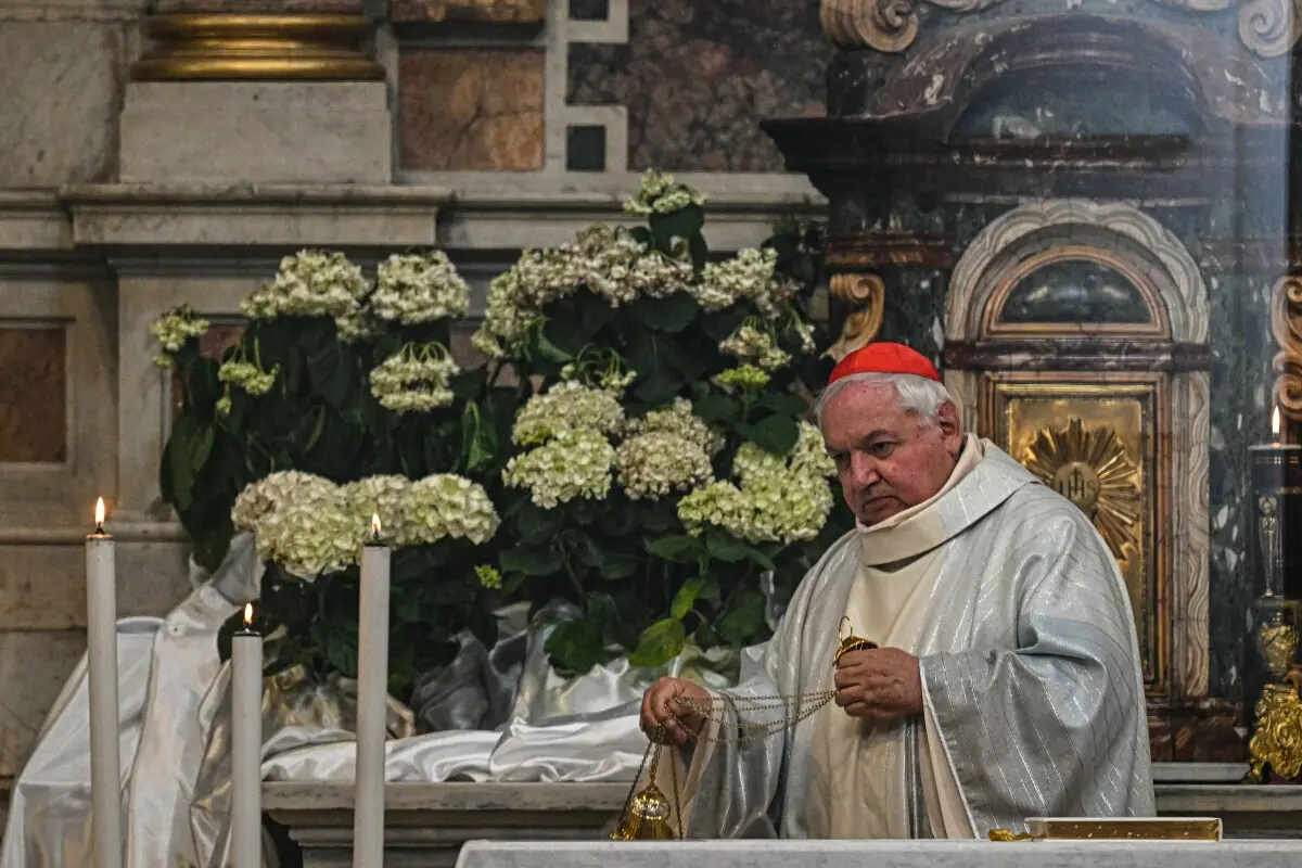 O cardeal francês Jean-Marc Aveline celebrou missa no domingo na igreja da Madonna dei Monti