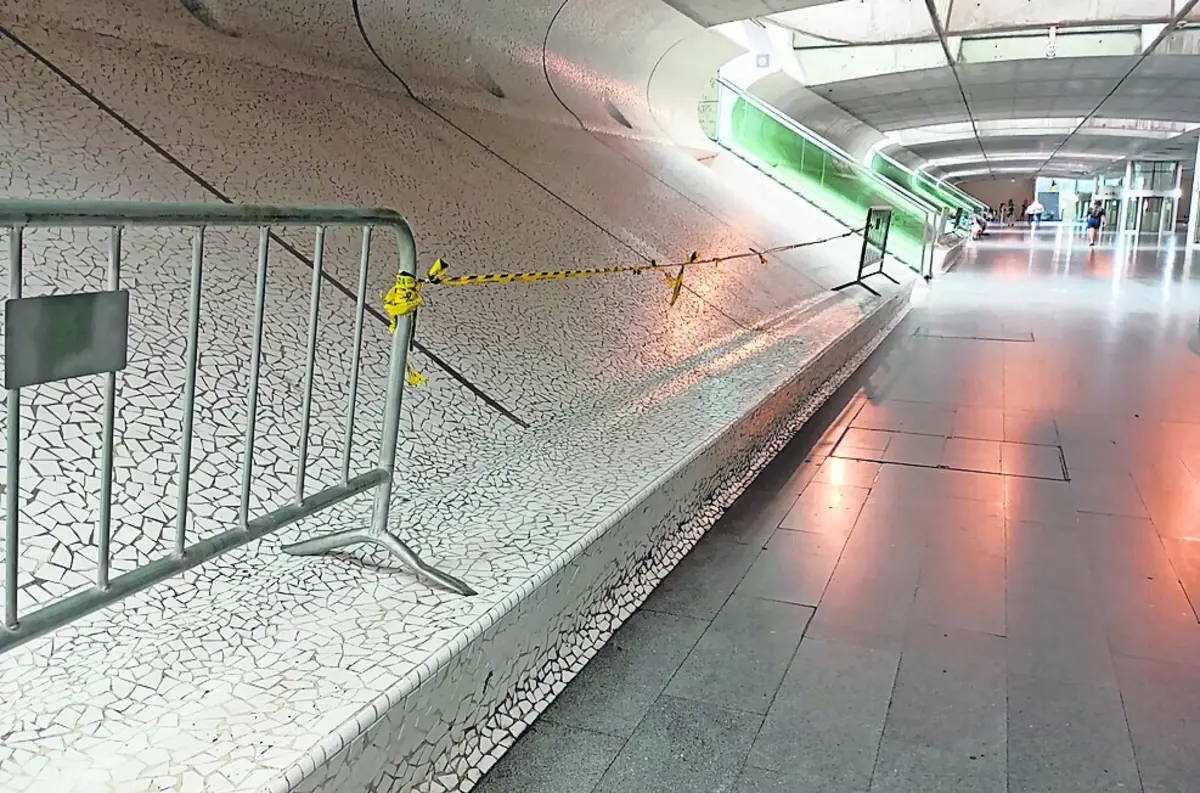 Colocadas grades nos bancos onde dormiam sem-abrigo na Gare do Oriente