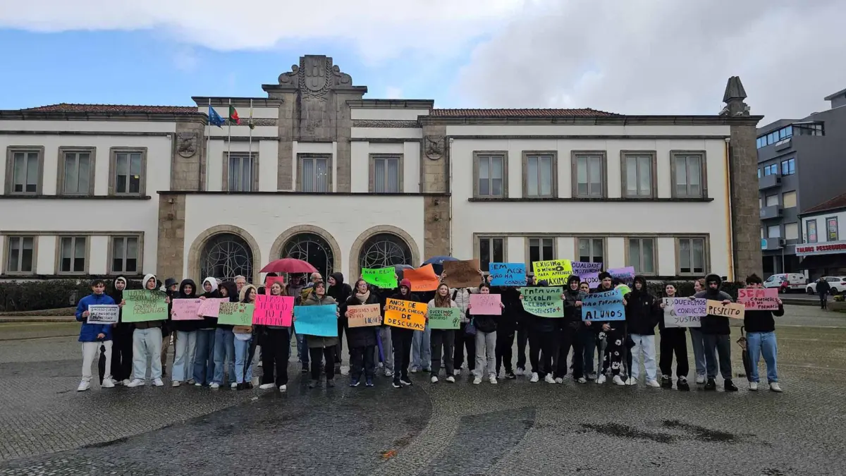 Alunos denunciam escola degradada com pavilhão inutilizável, infiltrações e riscos elétricos