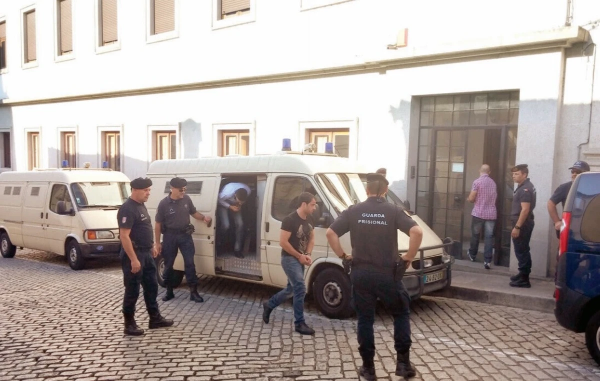 Emanuel Brito, saindo da carrinha celular, em 2015