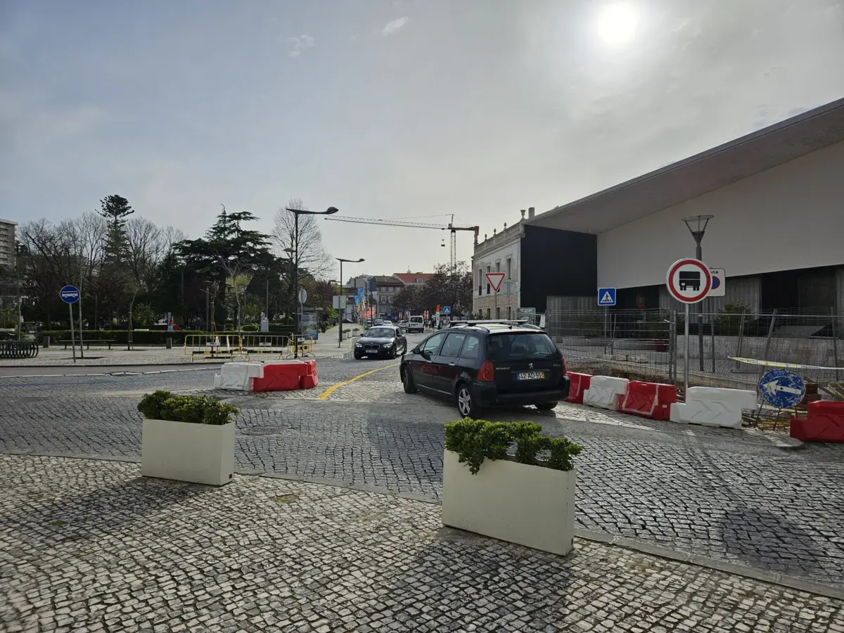 Carrros estão de volta ao Largo 5 de Outubro