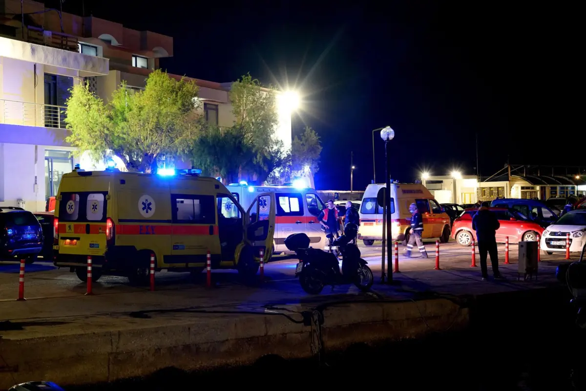 Ambulâncias num porto na ilha grega de Chios