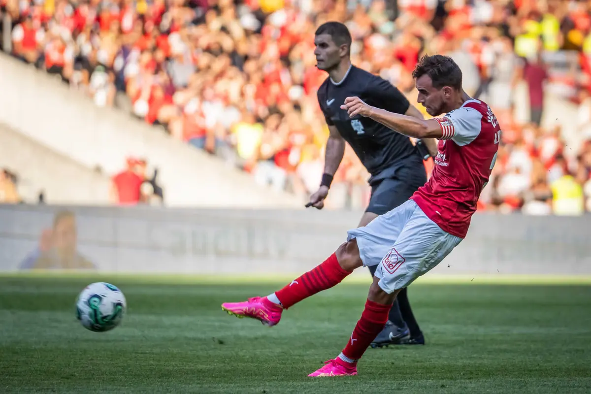 Ricardo Horta inaugurou o marcador com este remate á baliza do Nice