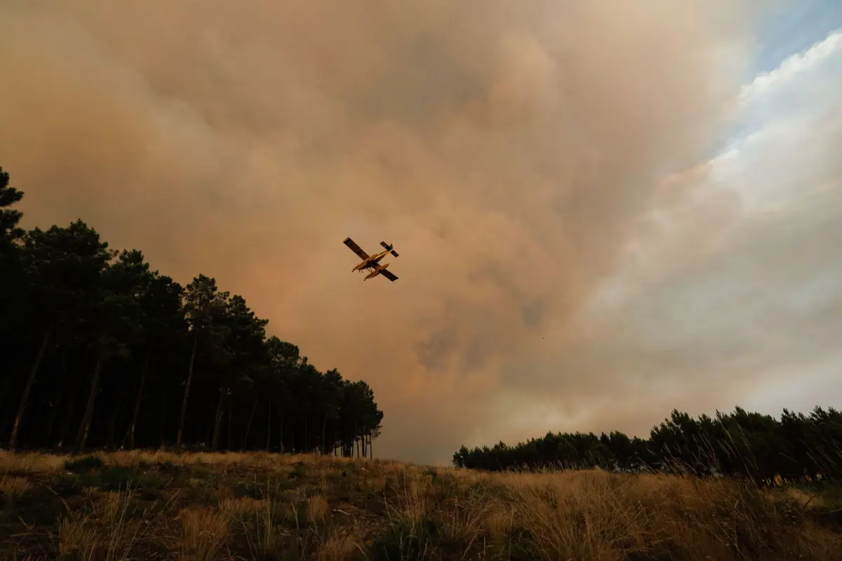 Foram acionados quatro aviões e um helicóptero