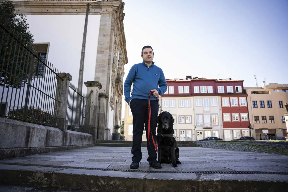 João Lourenço é acompanhado pelo cão Viseu desde 2015