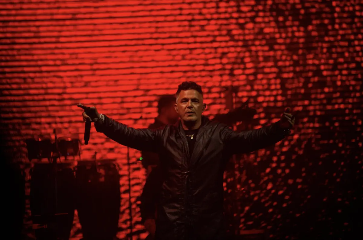 Alejandro Sanz vive um relacionamento com Candela Márquez