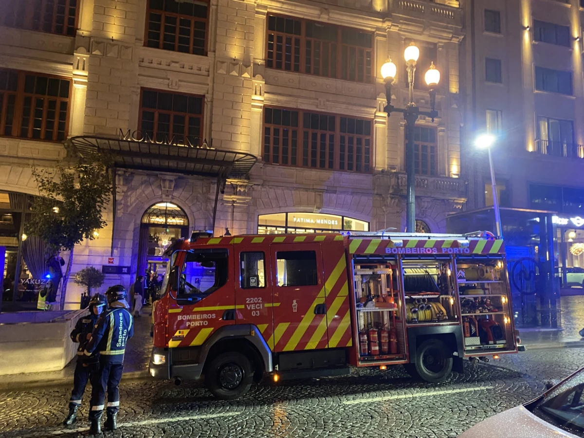 O trânsito chegou a estar cortado na avenida dos Aliados