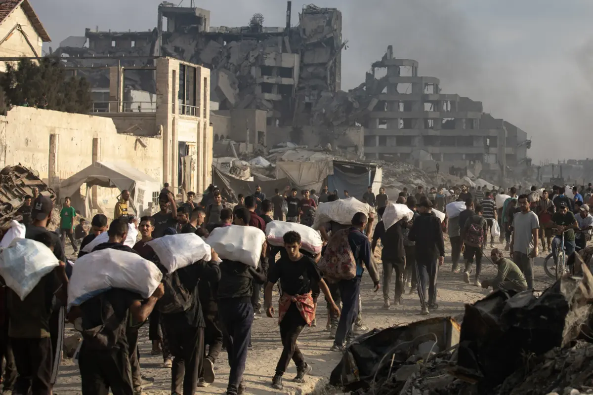 Multidões de palestinianos reúnem-se todas as noites a aguardar a abertura dos postos de distribuição de ajuda alimentar