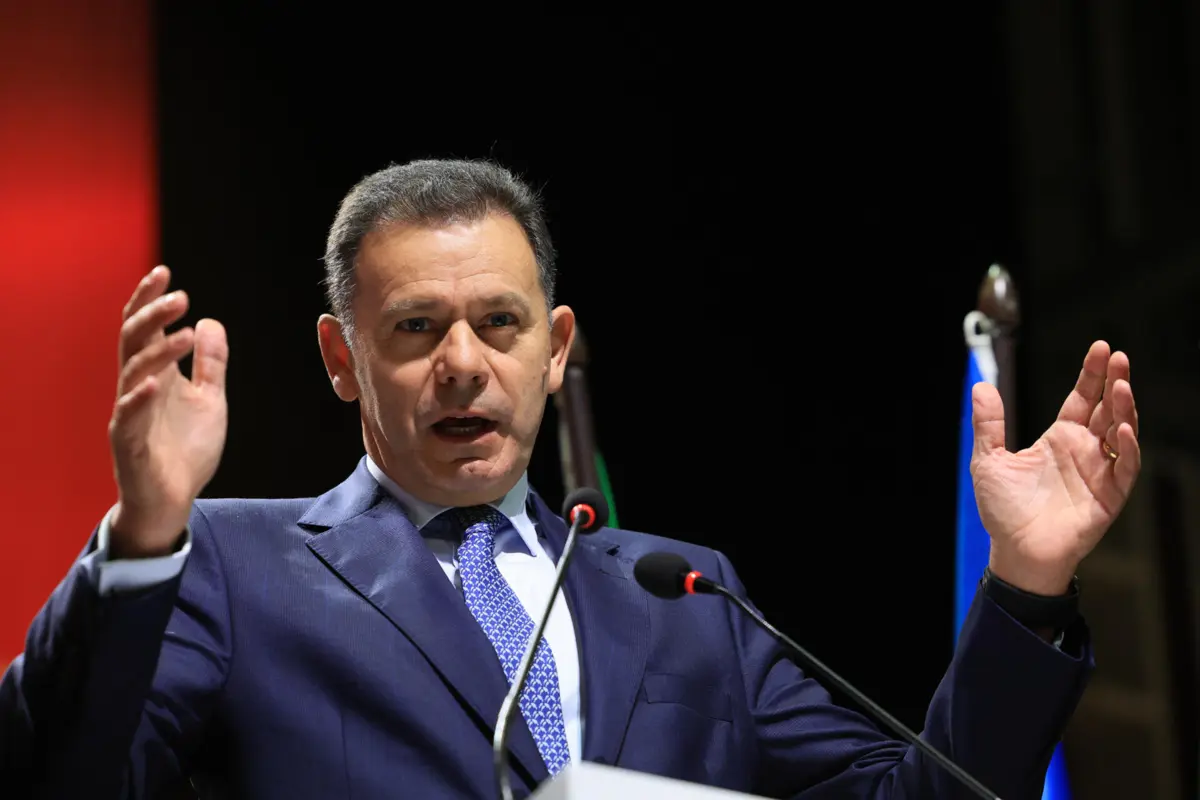 O primeiro-ministro de Portugal, Luís Montenegro, discursa na sessão de encerramento do XXVII Congresso da Associação Nacional de Municípios Portugueses, sob o lema: Poder Local - A proximidade que transforma Portugal, em Viana do Castelo, 14 de dezembro de 2025. ESTELA SILVA/LUSA