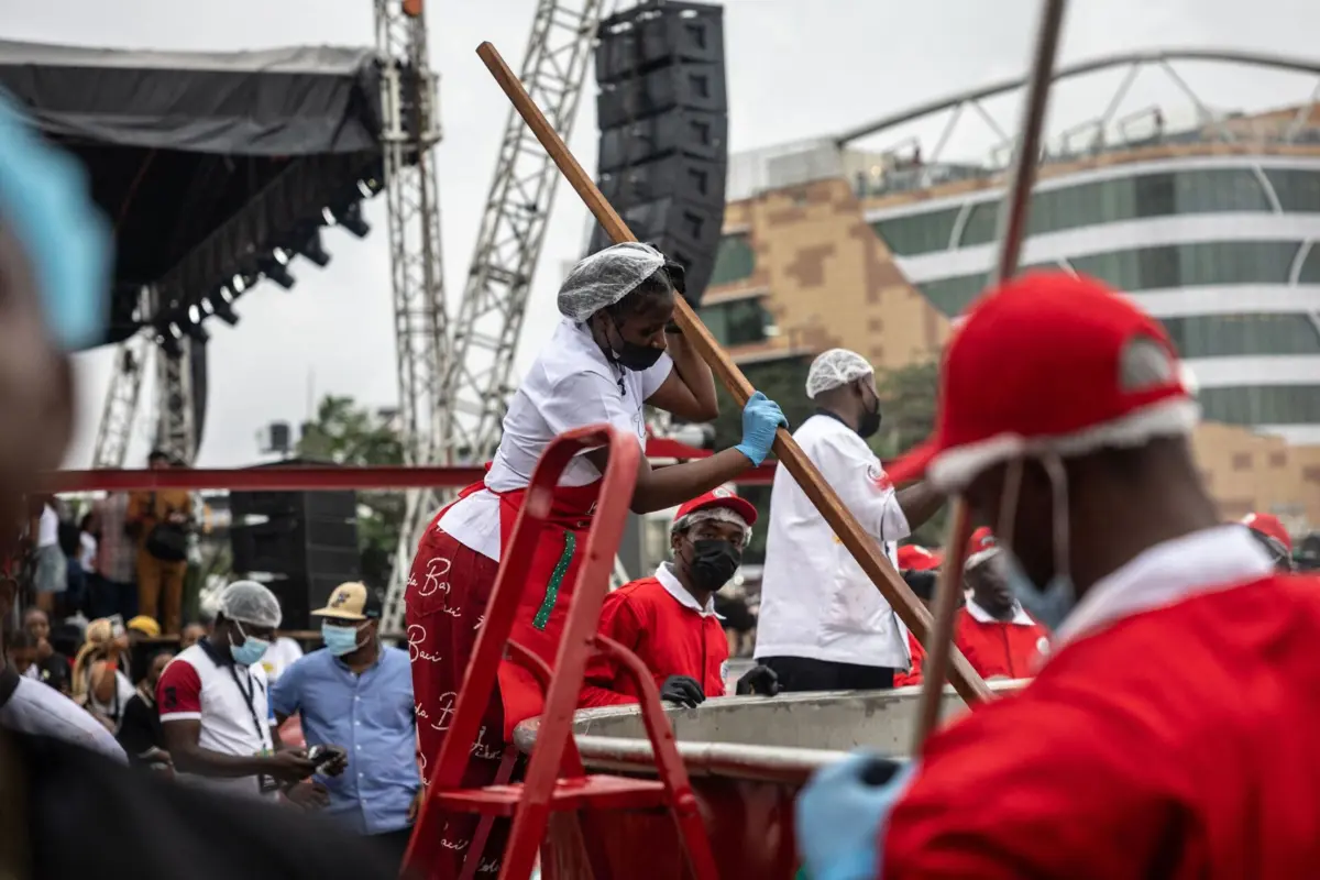 A chefe começou a preparar o prato na sexta-feira, numa panela gigante de seis metros de largura, construída especialmente para a ocasião, usando quatro toneladas de arroz basmati, e centena de quilogramas de cebola, tomate e azeite, entre outros ingredientes