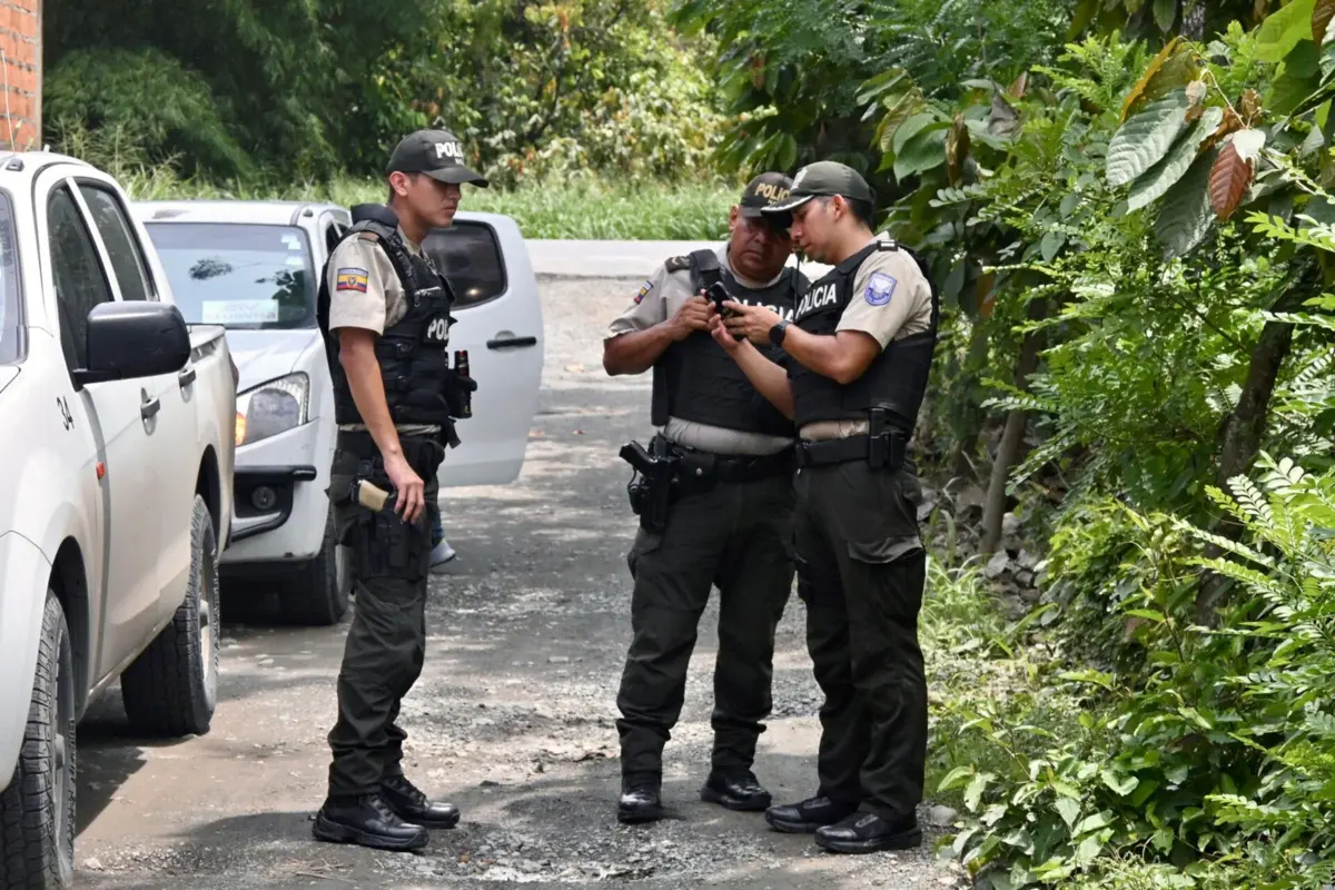 Polícias na área onde foram encontradas as oito cabeças humanas