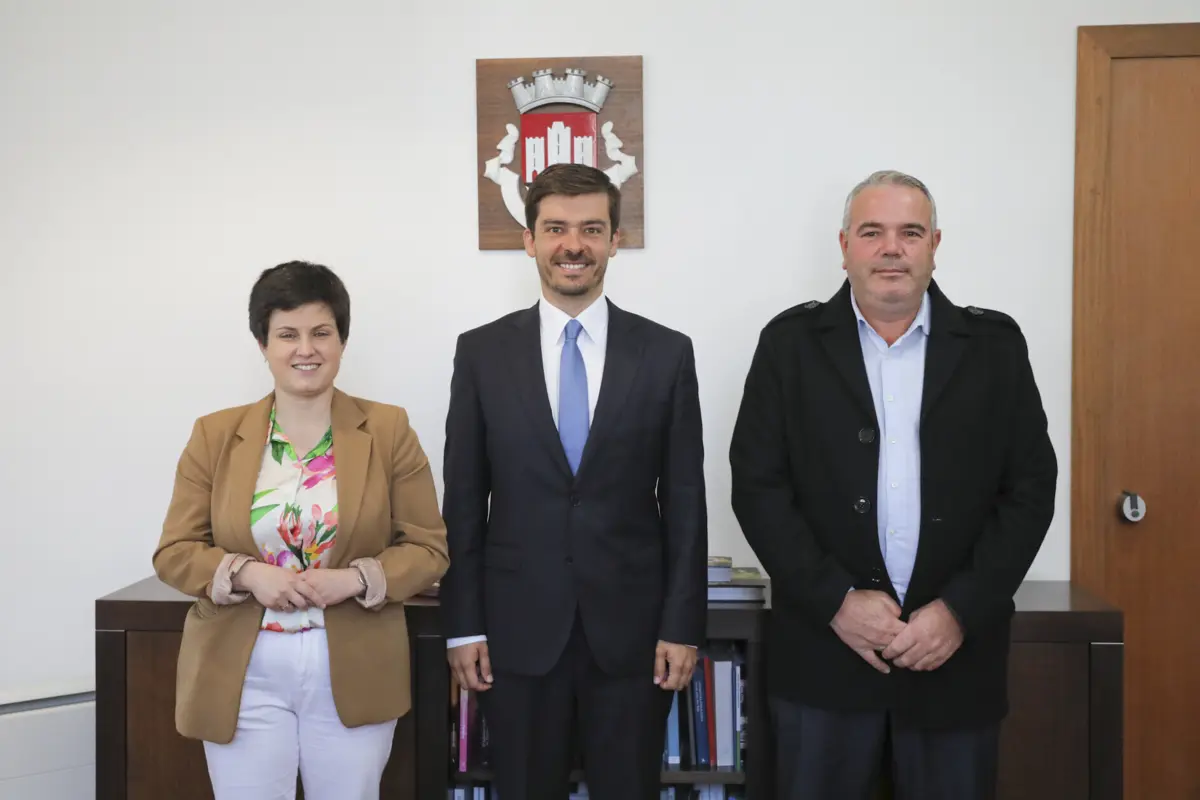 Foi redigido um documento para a formalização de uma aliança a três