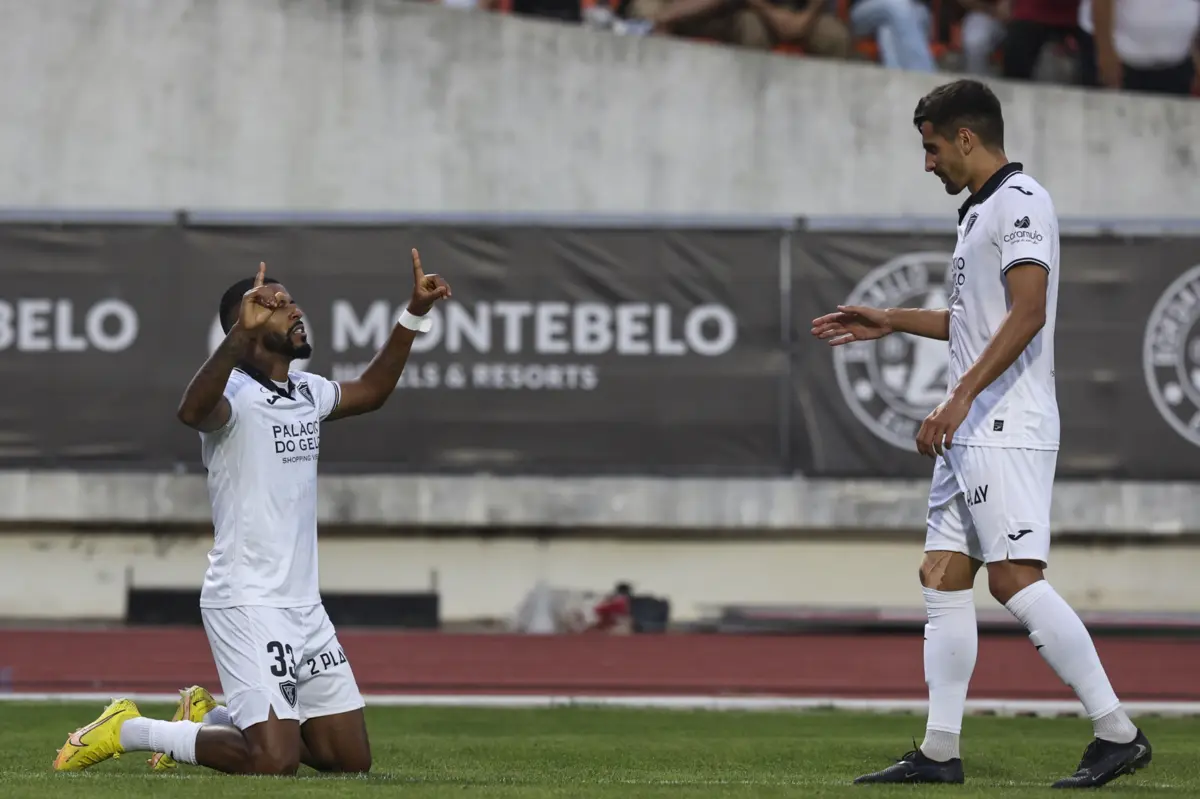 Clóvis bisou na partida