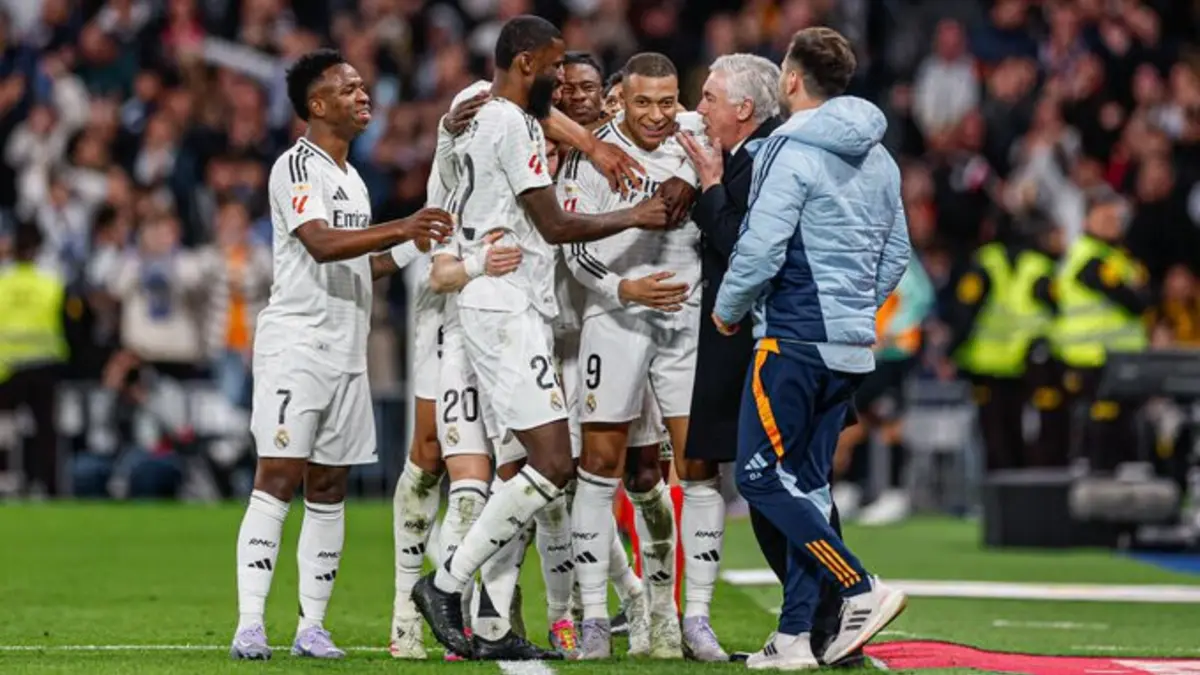 Mbappé festeja com os companheiros de equipa e com o treinador Ancelotti o golo do triunfo do Real Madrid