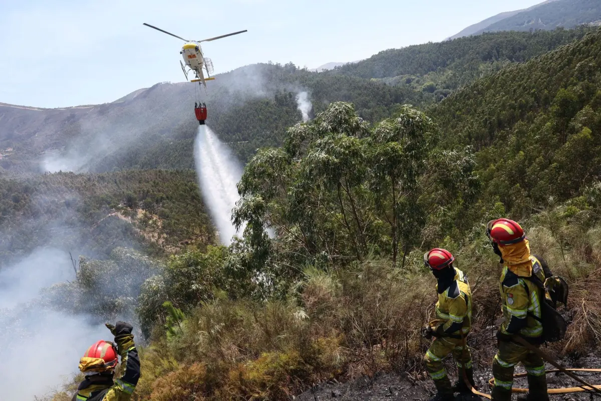 Incêndio obrigou à mobilização de meios aéreos