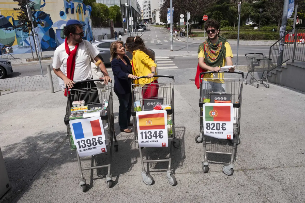 Nos carrinhos estavam os salários mínimos praticados em França, Espanha e Portugal