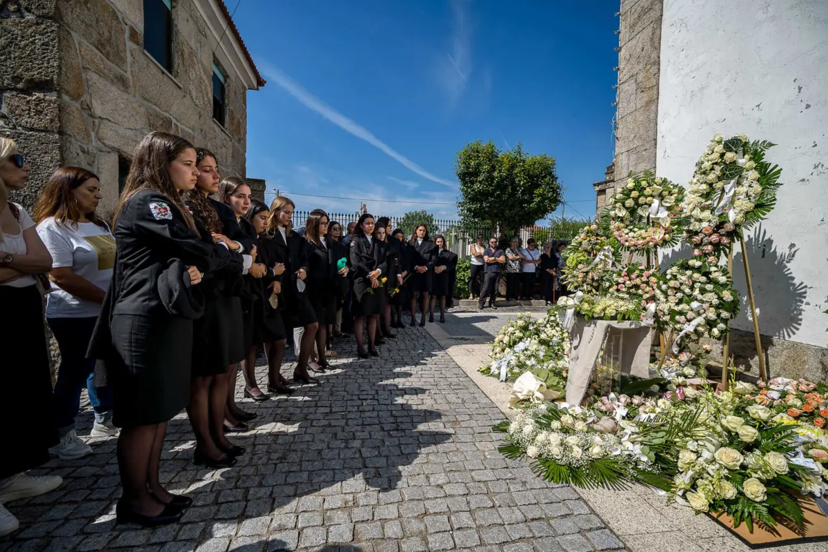 Várias centenas de pessoas assistiram às cerimónias fúnebres na igreja local