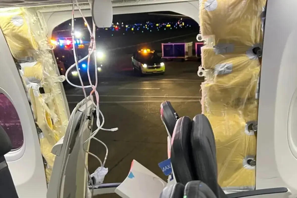 Imagem de contexto do artigo Faltavam quatro parafusos a Boeing que perdeu porta em voo