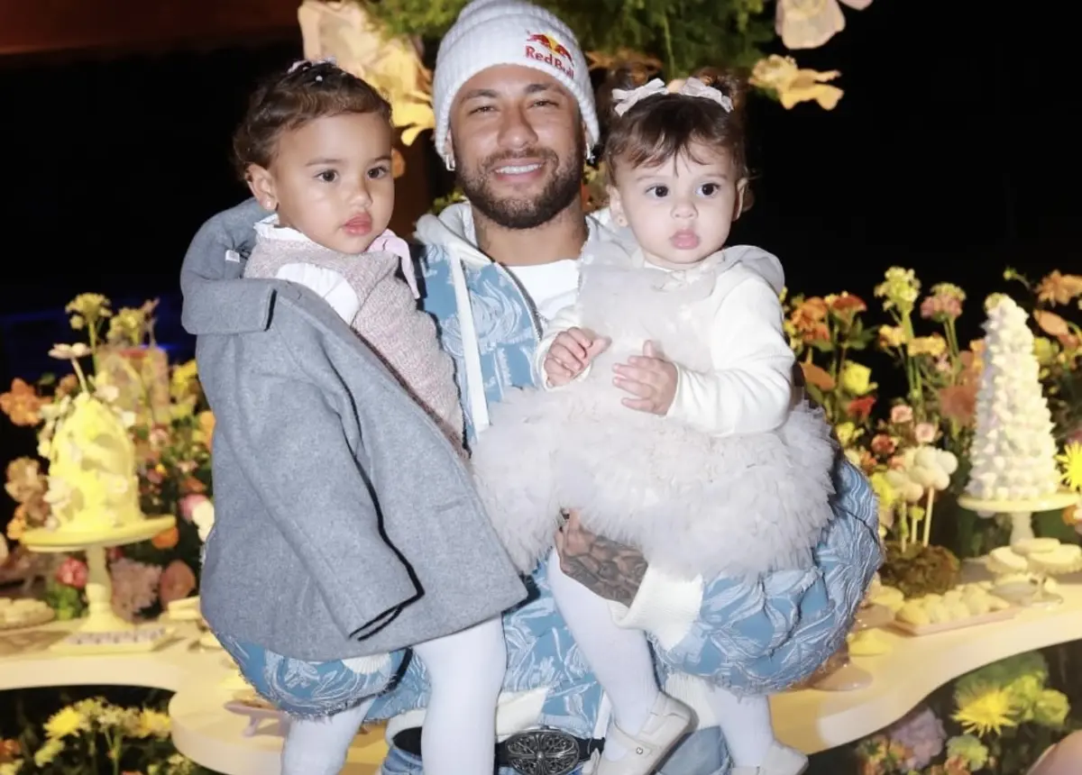 Neymar com as filhas Mavie (à esq.) e Helena (à dir.) ao colo