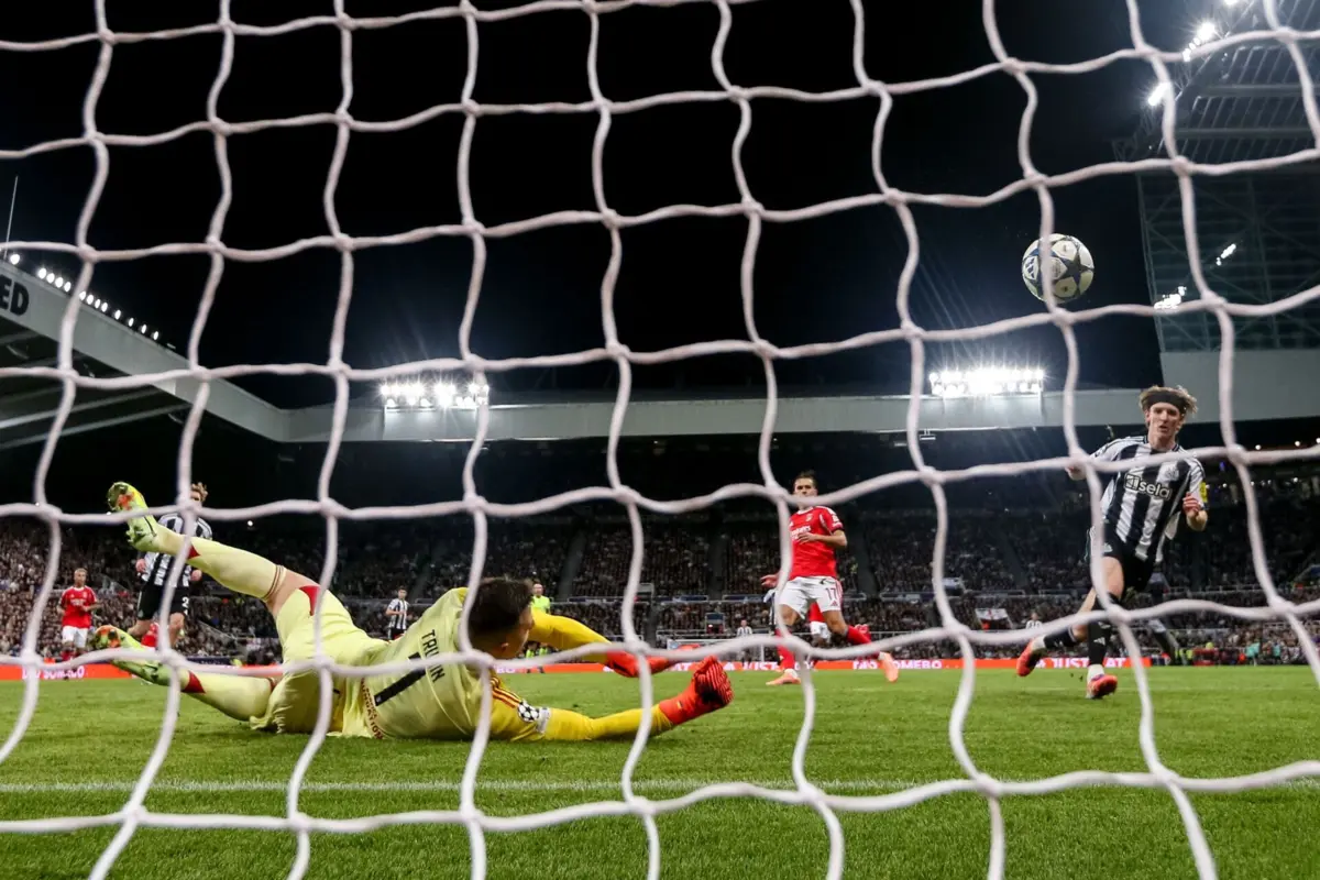 Otamendi é o rosto do desalento do Benfica