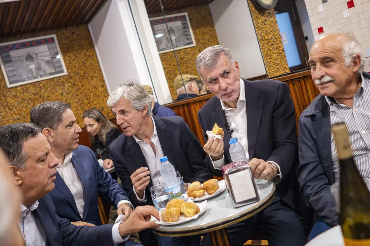 Gouveia e Melo parou na pastelaria Manuel Natário, famosa pelas bolas de Berlim