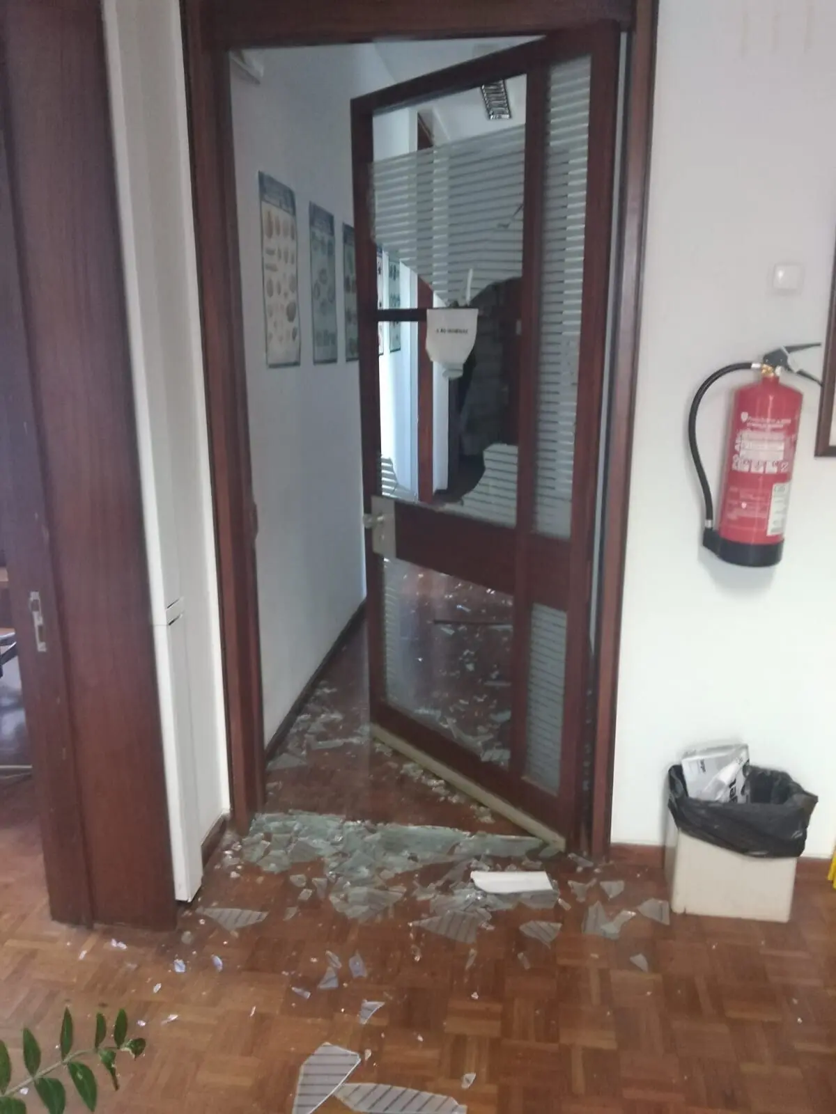 Porta foi partida com pé de cabra