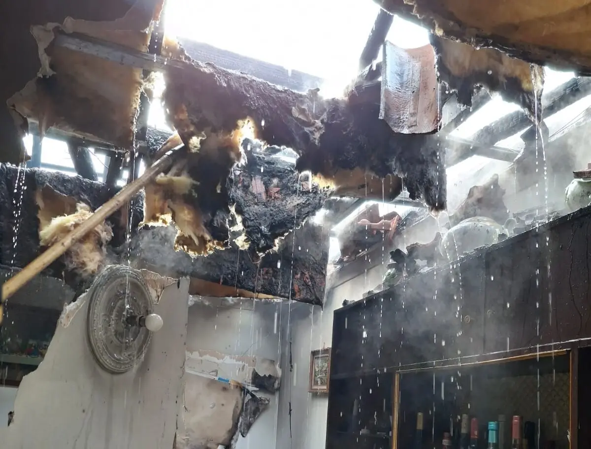 O teto da habitação desabou e foi encontrado um homem já sem vida, carbonizado