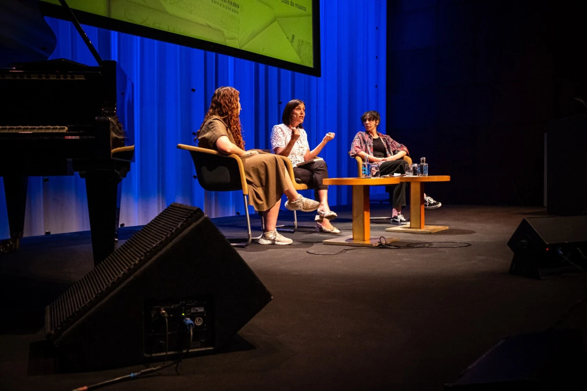 Felisbela Lopes ao centro e Leonor Carretas à direita. Debate foi moderado pela jornalista do JN Sara Gerivaz