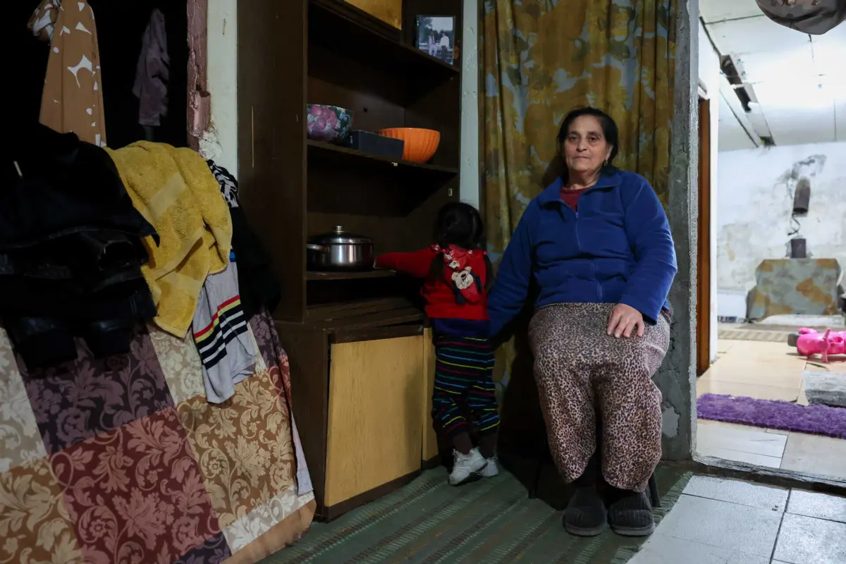 Maria Aquilina, de 56 anos, com uma neta