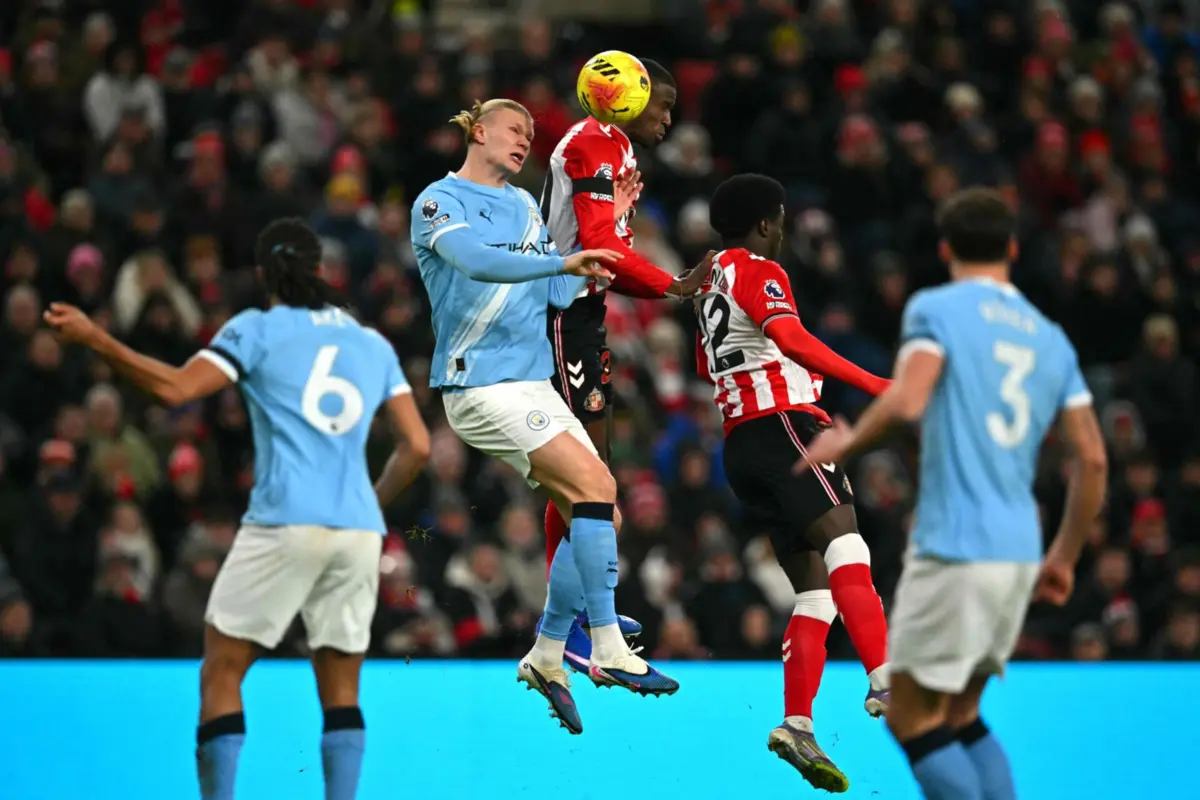 Haaland e Mukiele disputam bola no ar