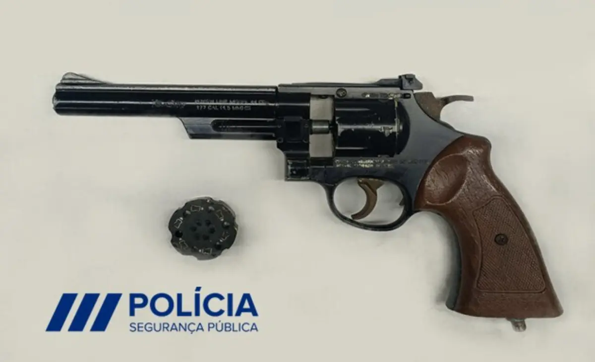 Arma usada para ameaçar jovens