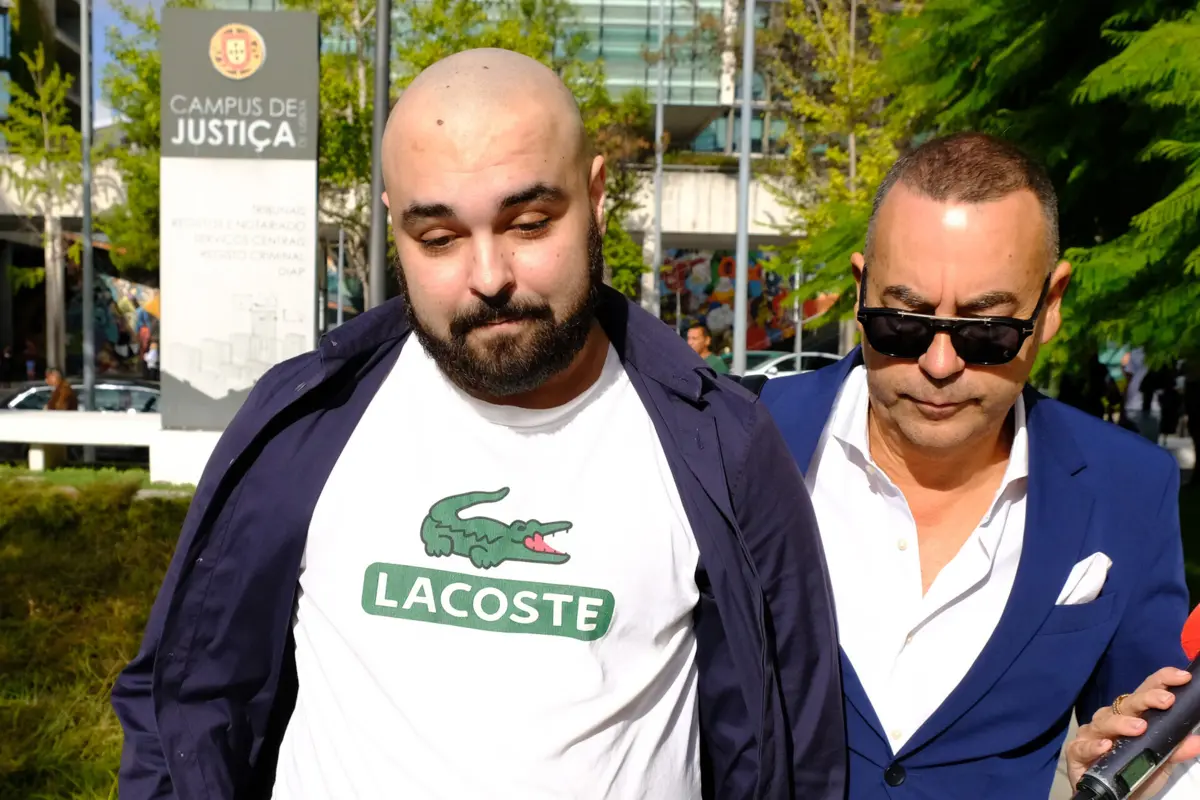 Clóvis, à esquerda, com o seu advogado, Aníbal Pinto no dia em que se entregou