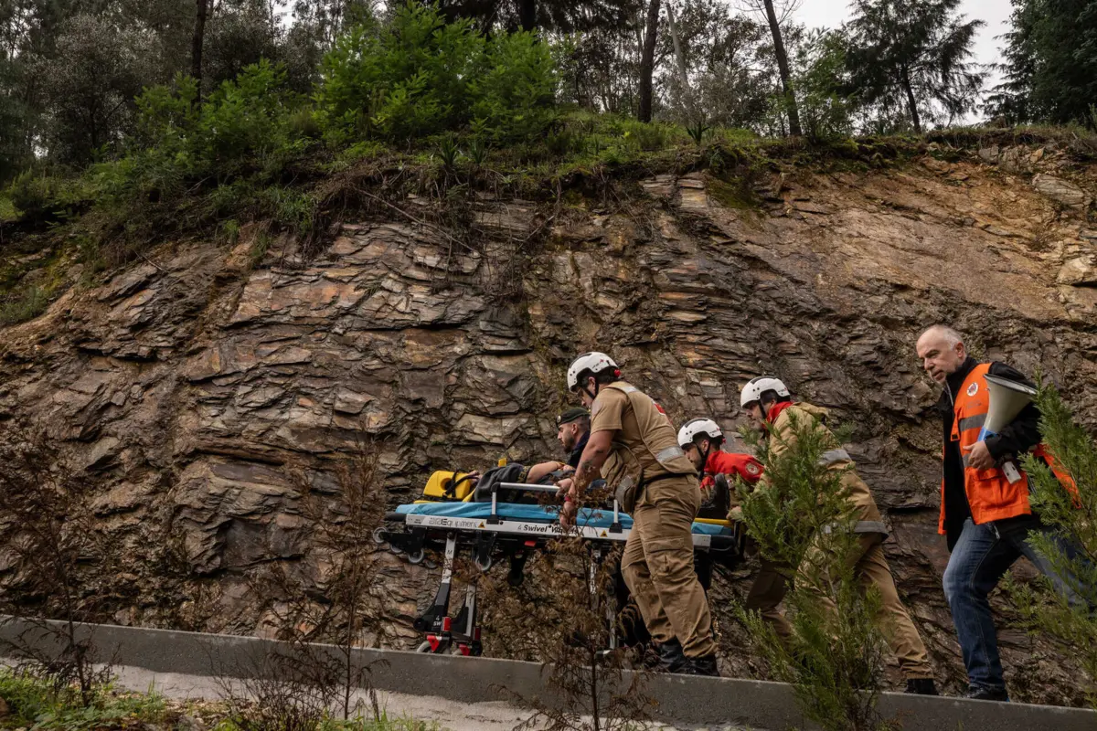 "Mulher acamada" foi retirada em maca até à ambulância