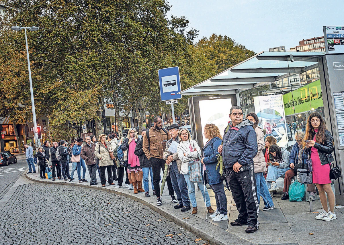 Passageiros queixam-se que paragens lotam rapidamente, porque atrasos dos autocarros originam filas extensas