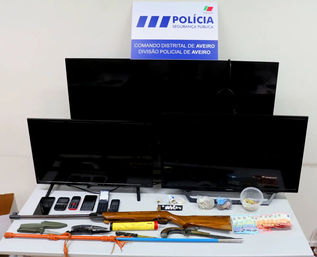 PSP apreendeu televisores, dinheiro e um ferro, que terá sido usado para agredir e roubar um homem