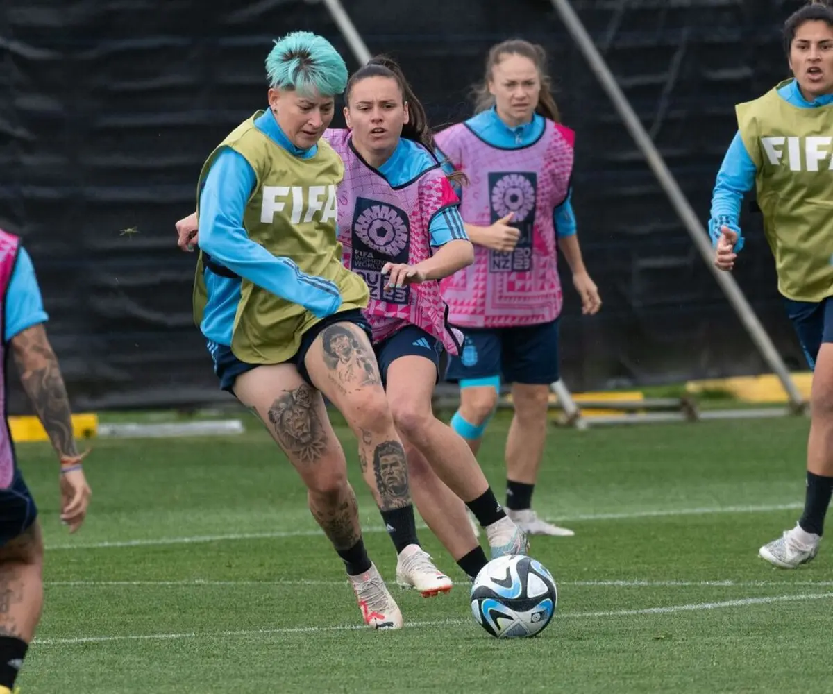 Yamila Rodríguez tatuou Ronaldo e Maradona