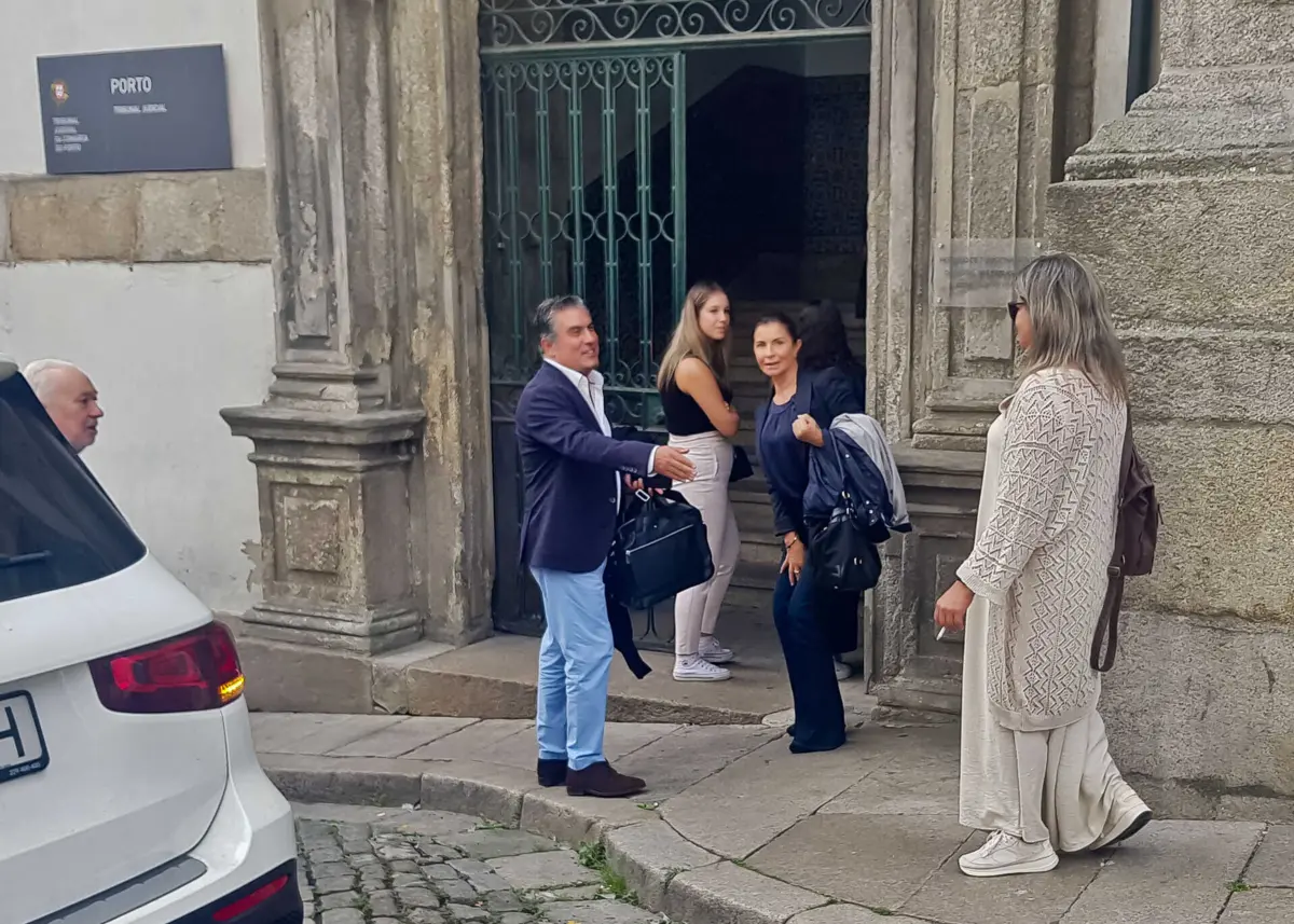 Inês Pereira, ao centro, de fato azul, à entrada do Tribunal de S. João Novo