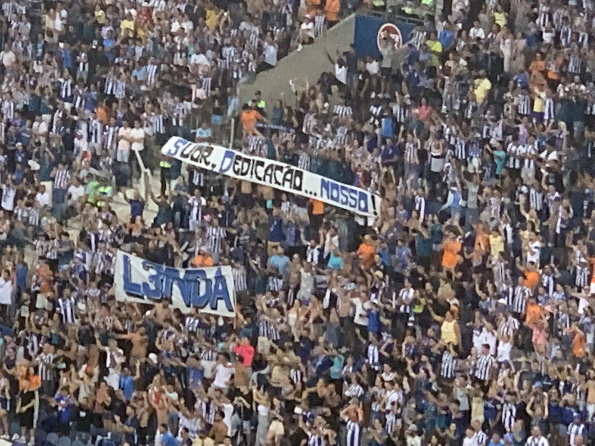 Adeptos mostram tarjas a homenagear Pepe