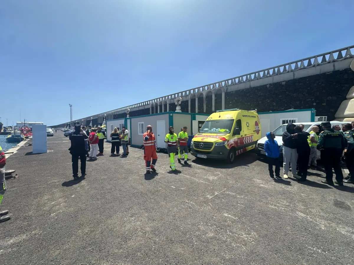 O naufrágio, filmado pela televisão pública espanhola RTVE, ocorreu quando as pessoas a bordo se movimentaram todas para um dos lados da embarcação